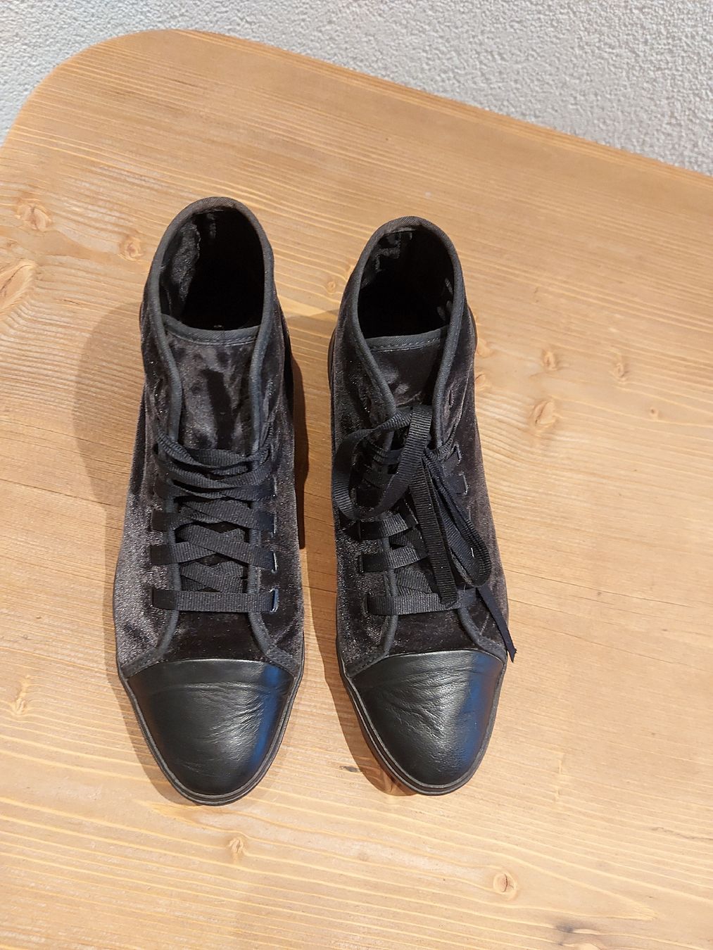 Lacoste Chaussures femmes: Lacoste Schuhe, gr. 39 – D'occasion à Plasselb par Mabischer