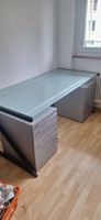 Bureau avec plateau en verre avec deux caissons état neuf