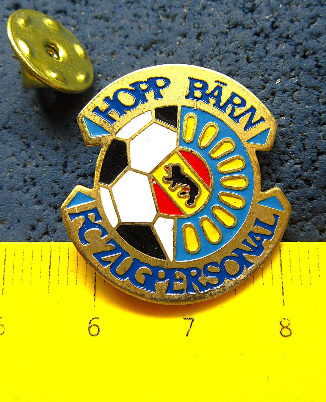 UEFA Plaquettes & Badges: FUSSBALL PIN HOPP BÄRN – D'occasion à Ettingen par Hausi4711