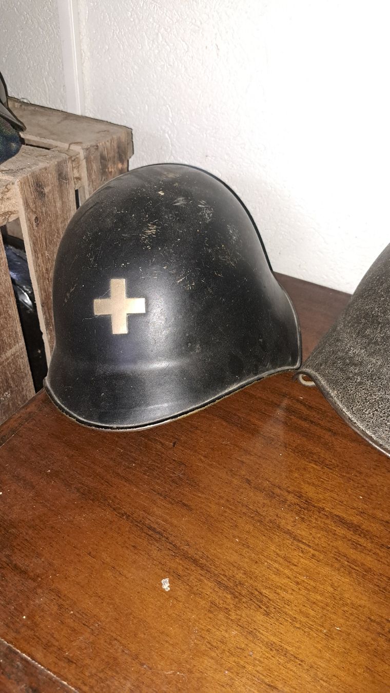Uniformi & Effetti personali: 3 Helme Vintage Militär? – Usato da Kölliken venduto da Upcycling-by-Mc-TAM 1