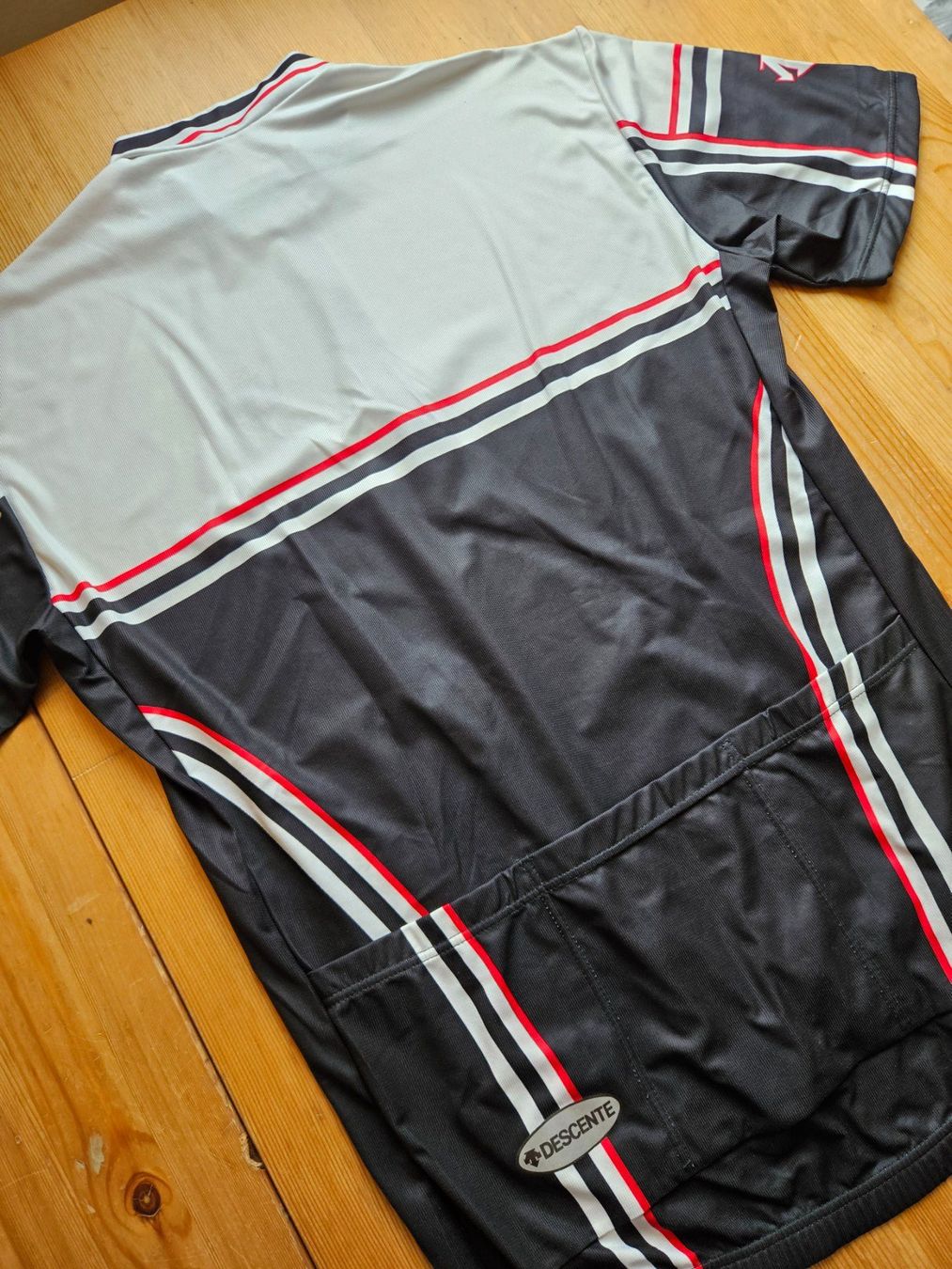 Leibchen & Hosen: Radtrikot Descente Gr. XL Velo Radsport Trikot – Gebraucht aus Hägglingen von United-Village-Trade 7