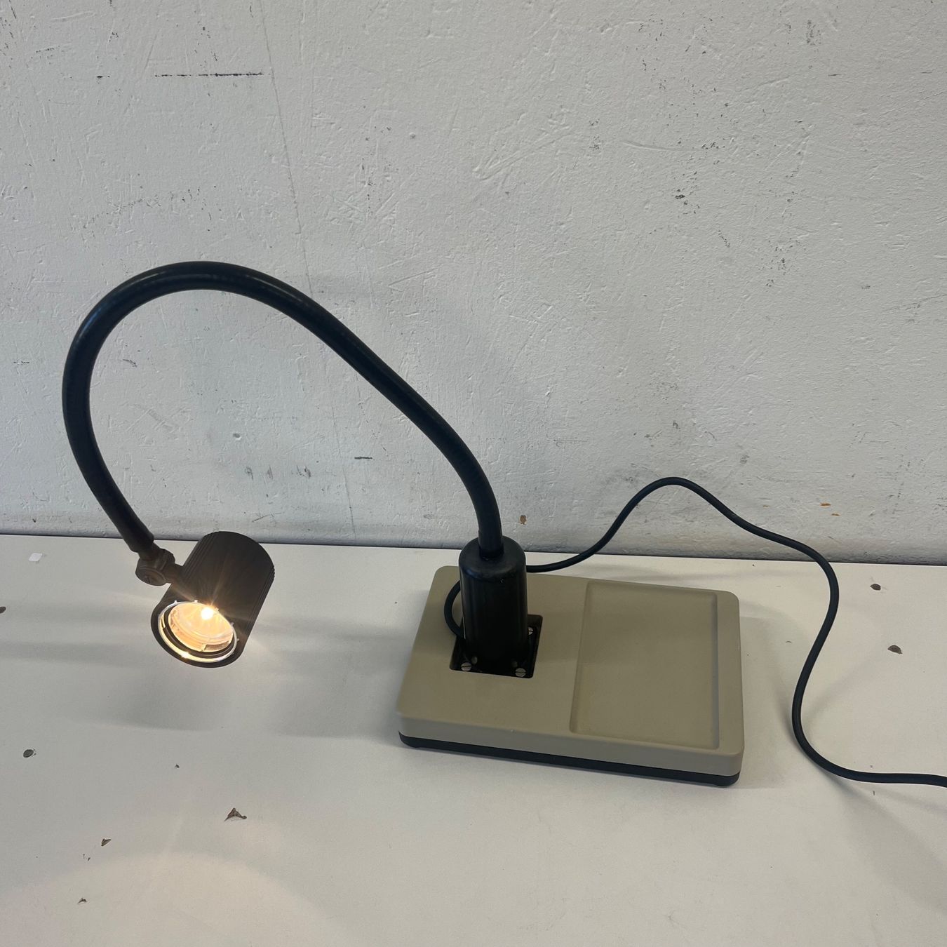 Lampade: Praktische Tisch Arbeitslampe von Waldmann – Usato da Niederdorf venduto da LeptonAG 3