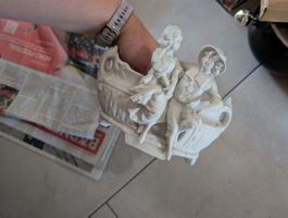 Tontopf mit Figuren 
