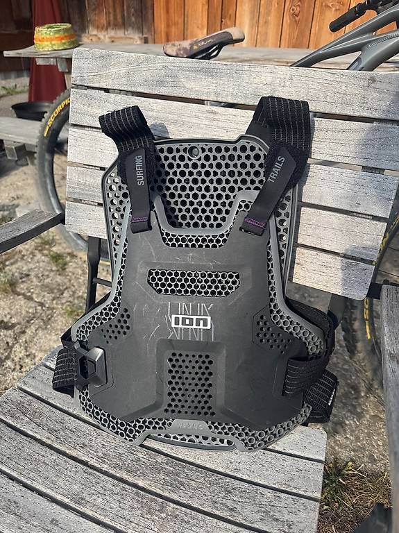 Protections: ION Chestprotector – D'occasion à Zürich par fienne