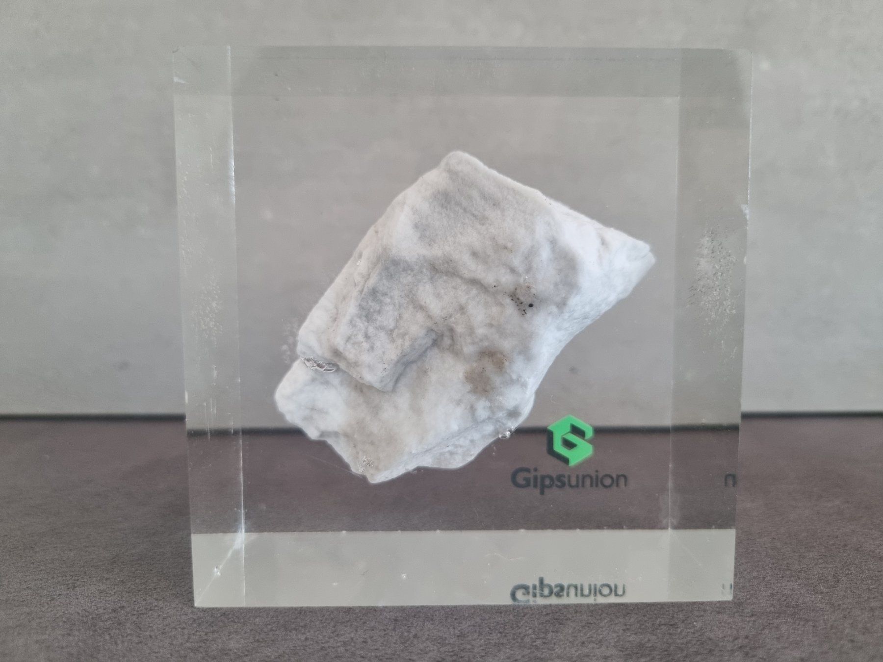 Skulpturen & Statuen: Gipsgestein in Acrylblock eingegossen. (Gipsunion) – Gebraucht aus Lenzburg von freedomky
