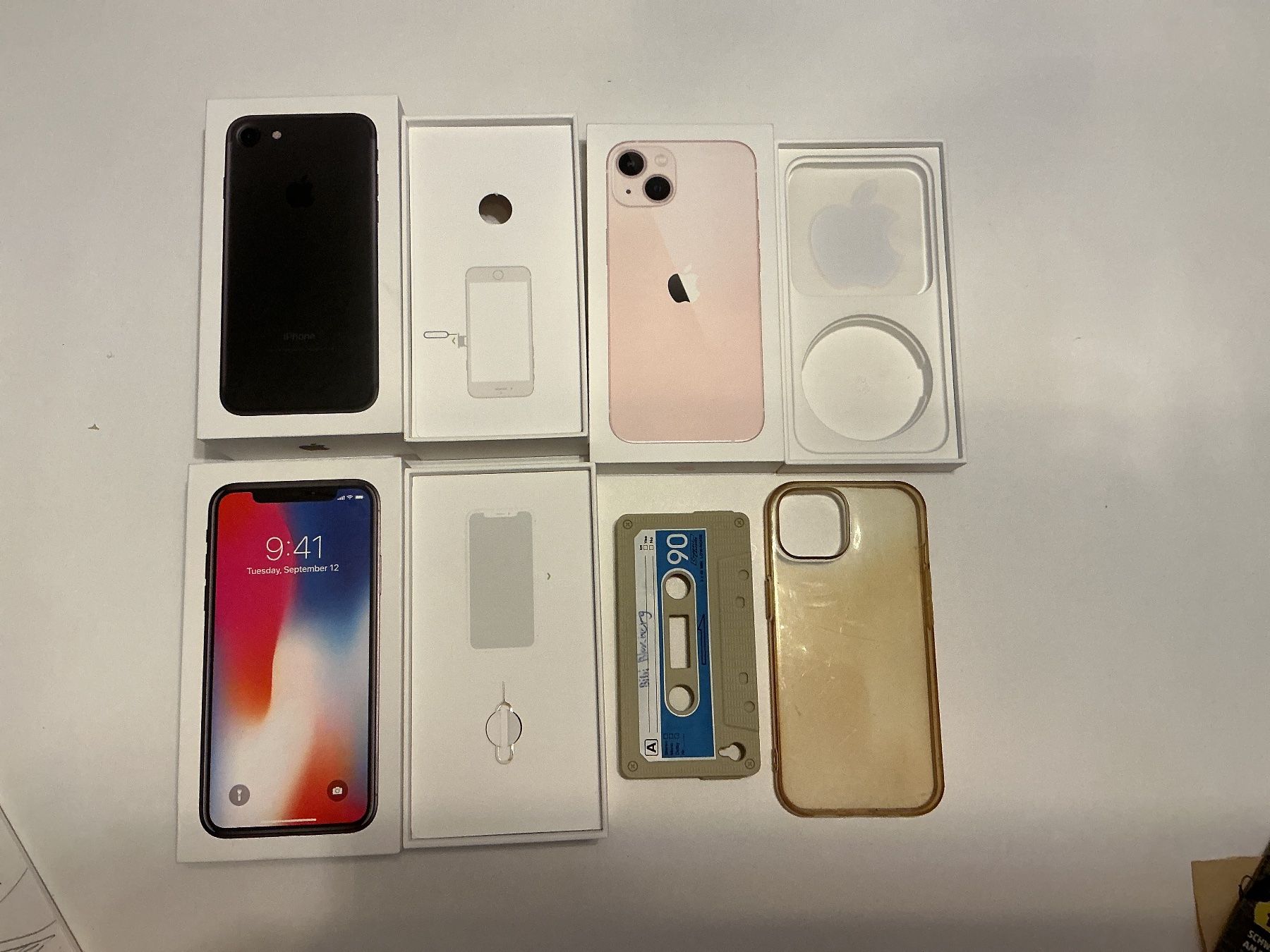 Apple Cover & Protezioni schermo: 3 iPhone Schachteln und 2 Covers – Usato da Triesen venduto da boston7
