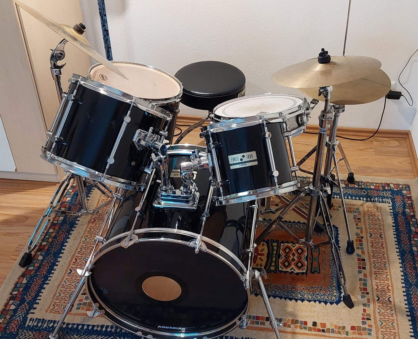 Instruments de musique: Schlagzeug Set Schwarz inkl. Hocker und Becken – D'occasion à Müswangen par Trumpf98