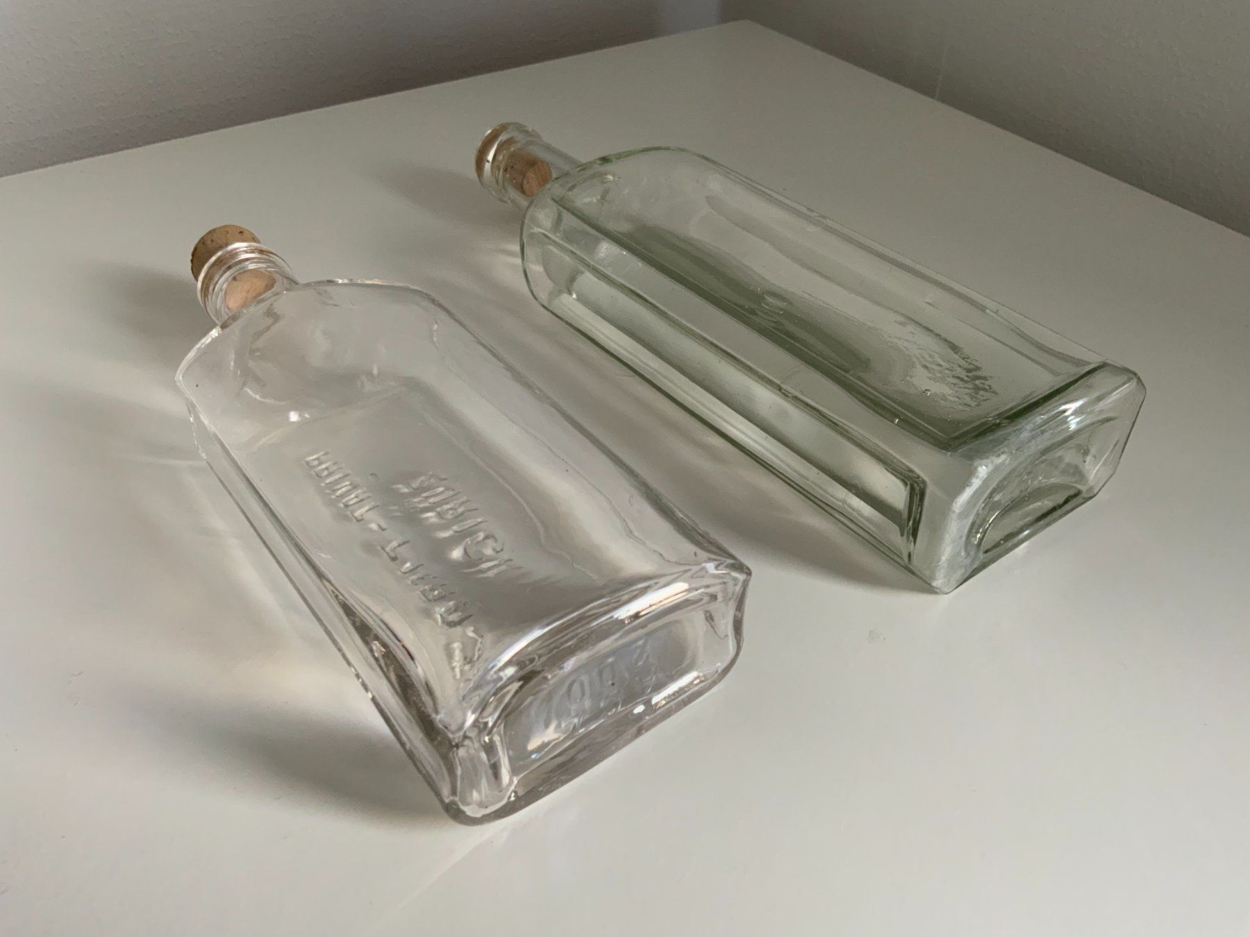 Bottiglie: Zwei alte, schöne Glasflaschen, vintage – Usato da Luzern venduto da Flocke11 3