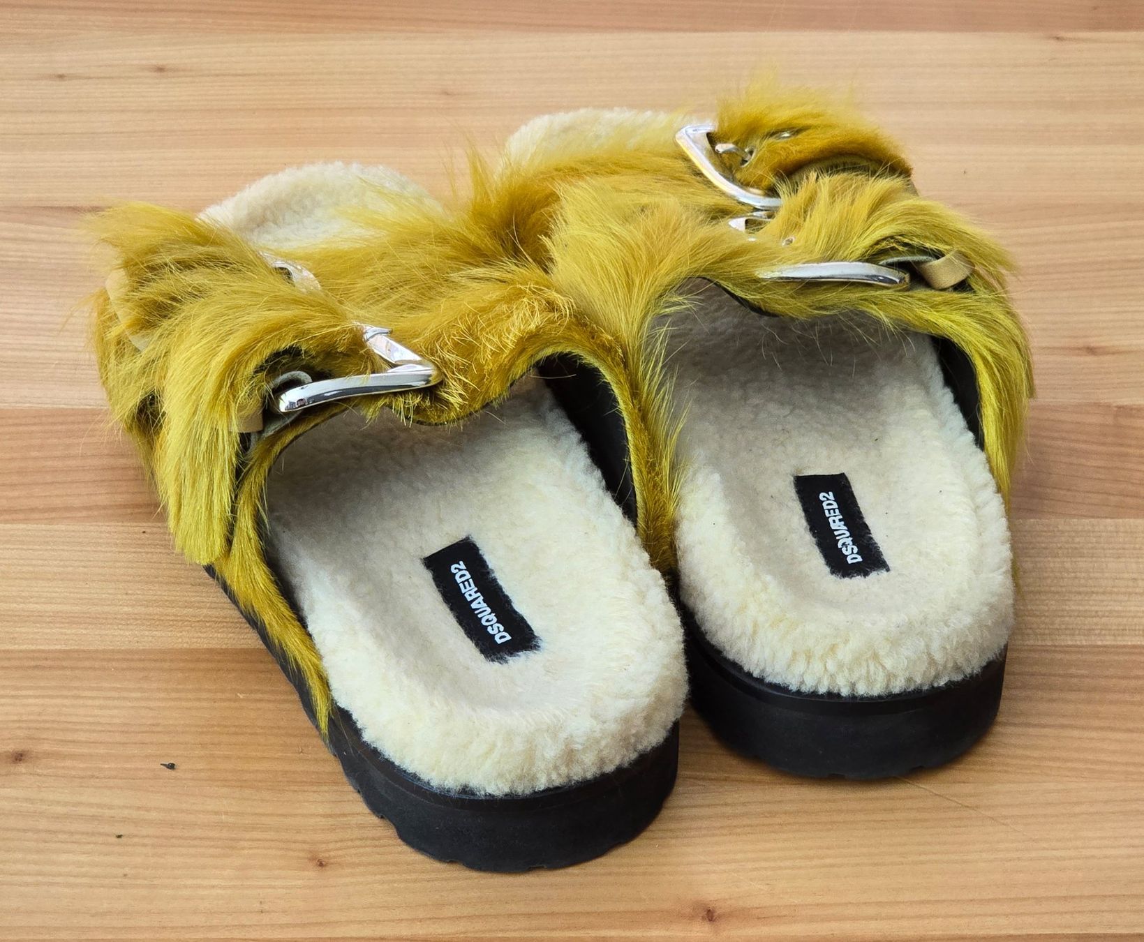 Dsquared2 Damenschuhe: Pantoletten von DSQuared2, Grösse 38 aus Echtfell – Gebraucht aus Burgdorf von nisut 2