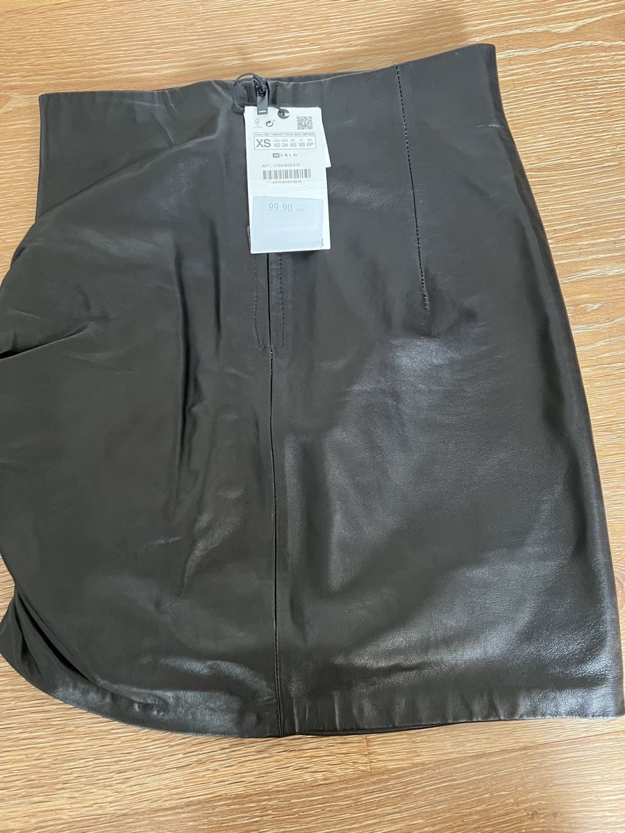 Zara Gonne: ZARA Echt Leder mini Rock 100% Lamb Leder – Nuovo e nell'imballaggio originale da Moudon venduto da patricia115 1