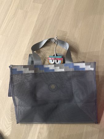 Stylische Tragetasche mit witzigem Anhänger, neuwertig!