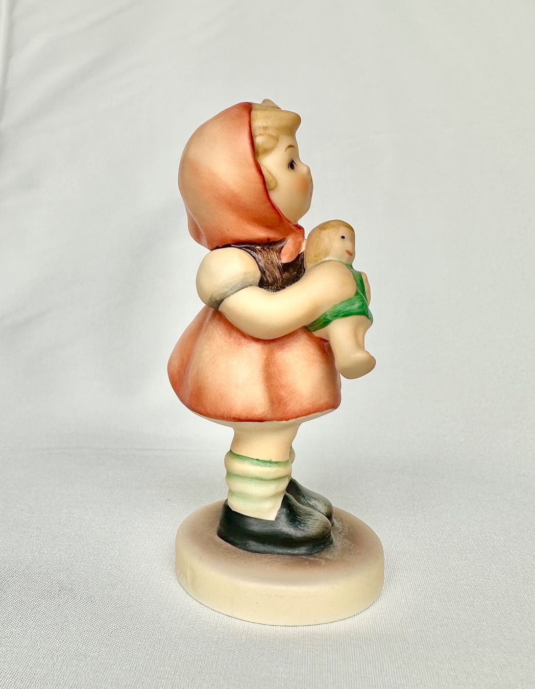Hummel Figuren: Hübsche Goebel Hummel Figur Mädchen mit Puppe – Gebraucht aus Steinen von SputnikSweetheart 4