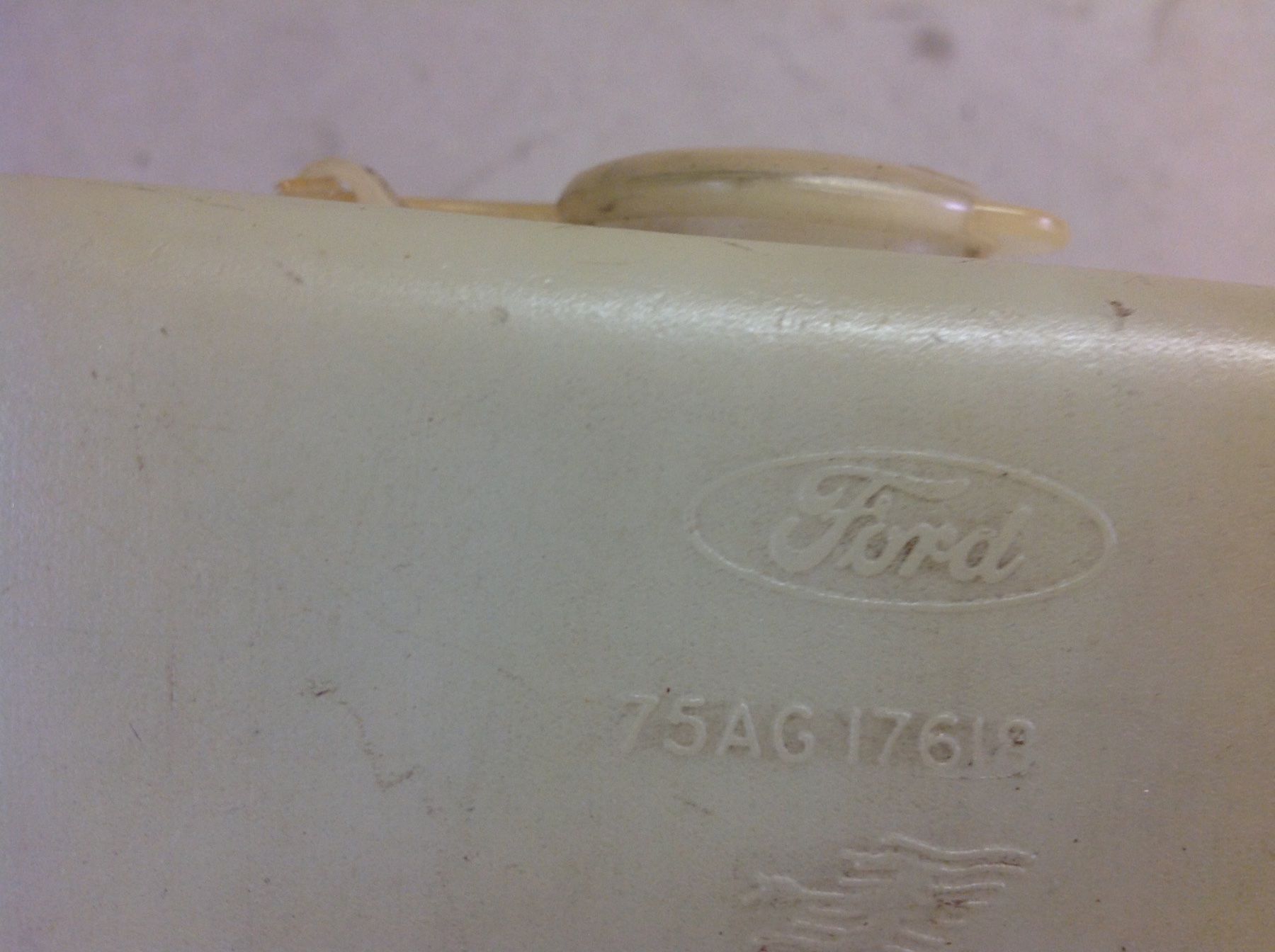 Ford Tutti pezzi di ricambio auto: Ford Capri Scheibenwischer Gefäss – Usato da Marbach SG venduto da Mlippi 3