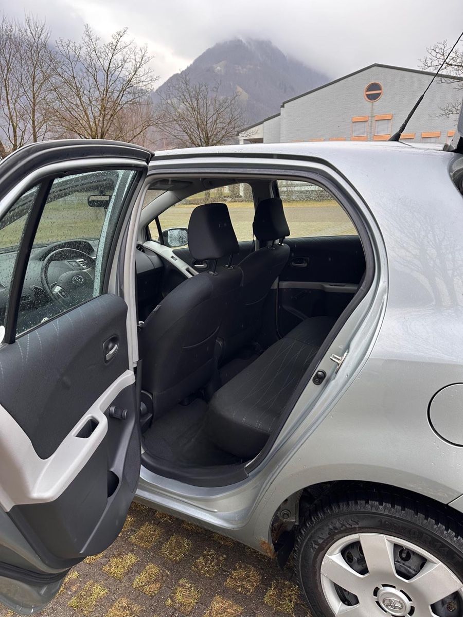 Toyota Automobili: Toyota Yaris 1.3  – Usato da Niederurnen venduto da stelu1991 5