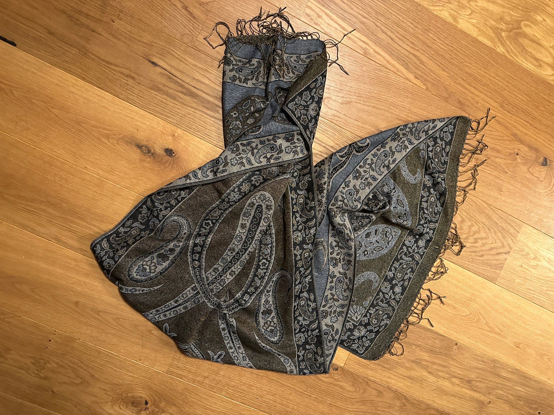 Foulard & Sciarpe: Schal mit orientalischem Muster – Usato da Freudwil venduto da Feenland2010 2