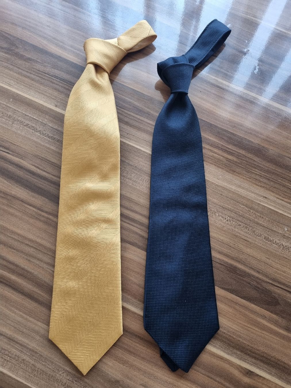 Cravatte: 2 Seide krawatte – Usato da Ostermundigen venduto da vintage60