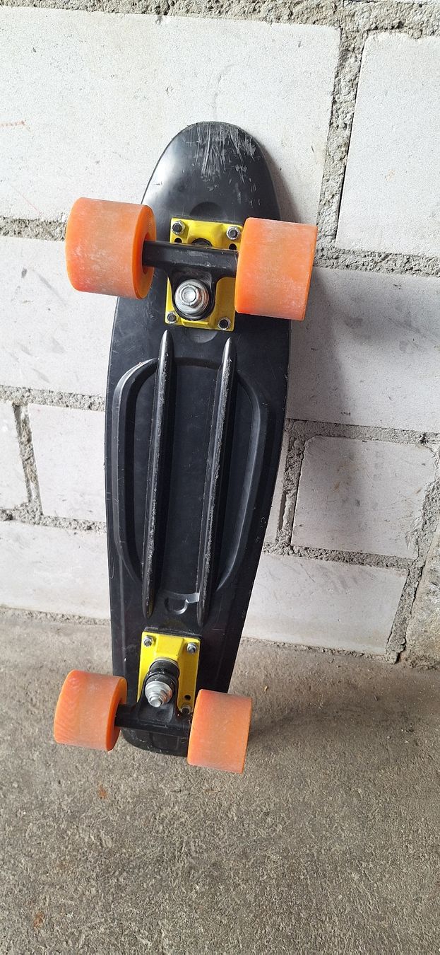 Skateboards: Skateboard, Kinder, Orange Räder, Schwarz – Usato da Richterswil venduto da C011 1