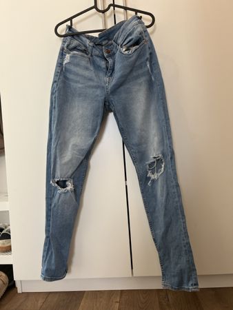 Jeans H&M Divided blau mit Löchern Grösse 36 gebraucht