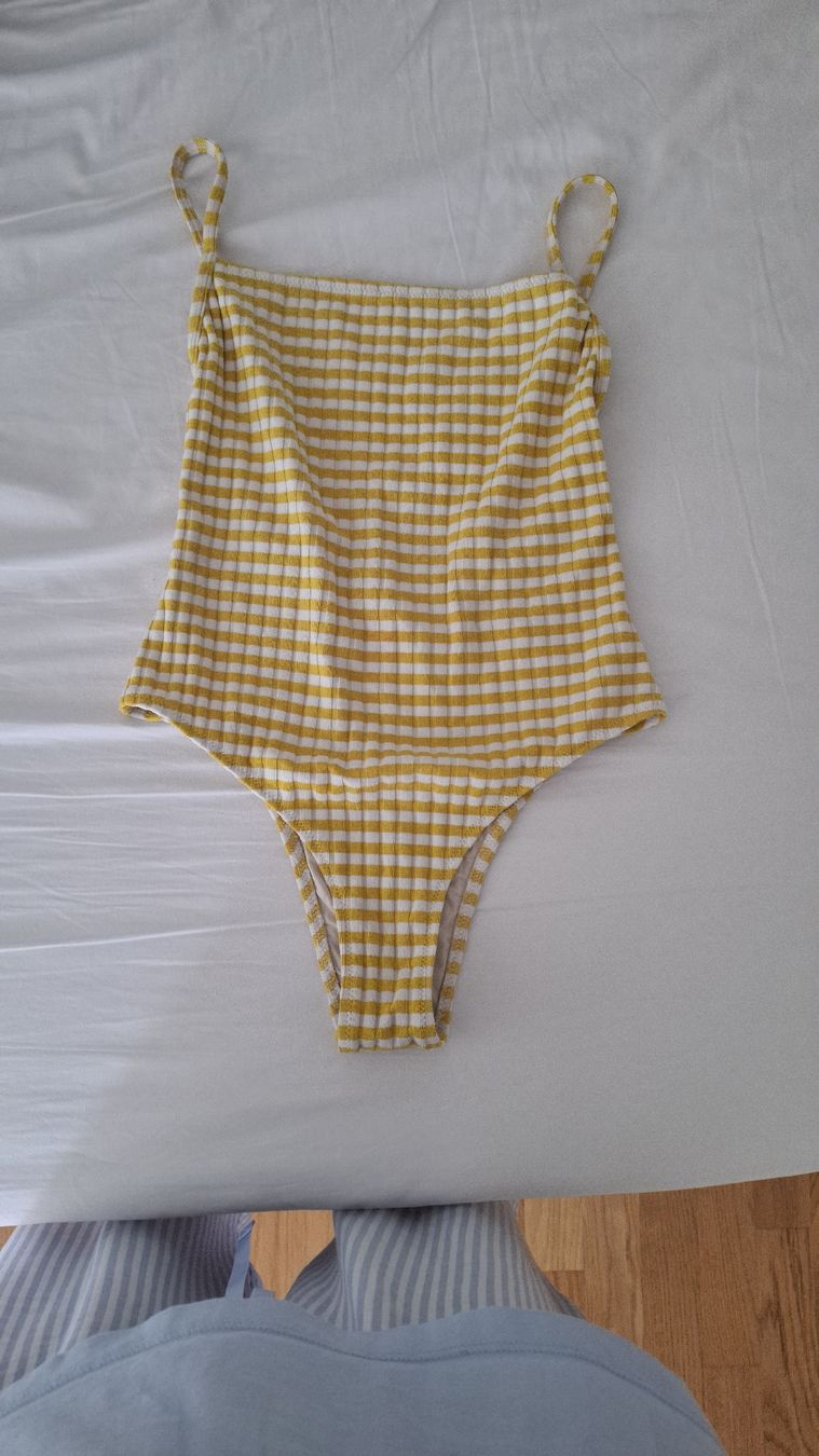 Badekleider & Bikinis: Solid & Striped Badeanzug, gelb/weiss, Grösse S, Top! – Gebraucht aus Münchenstein von sabrinchen02