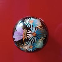 Boîte ronde peinte à la main avec fleur en cire odorante