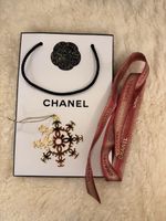 Decoration de Noel Chanel avec sac et ruban