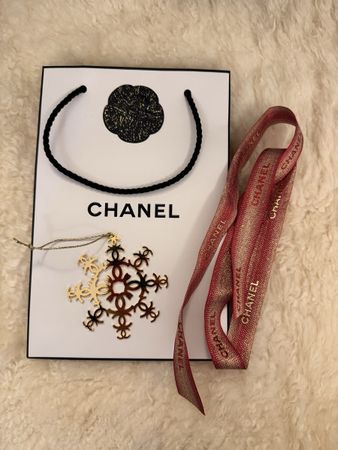 Decoration de Noel Chanel avec sac et ruban