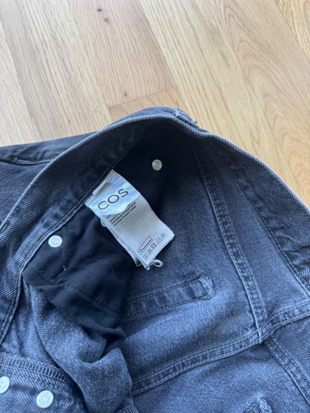 Jeans: COS Jeans mit weitem Bein – Usato da Dübendorf venduto da cendre 3