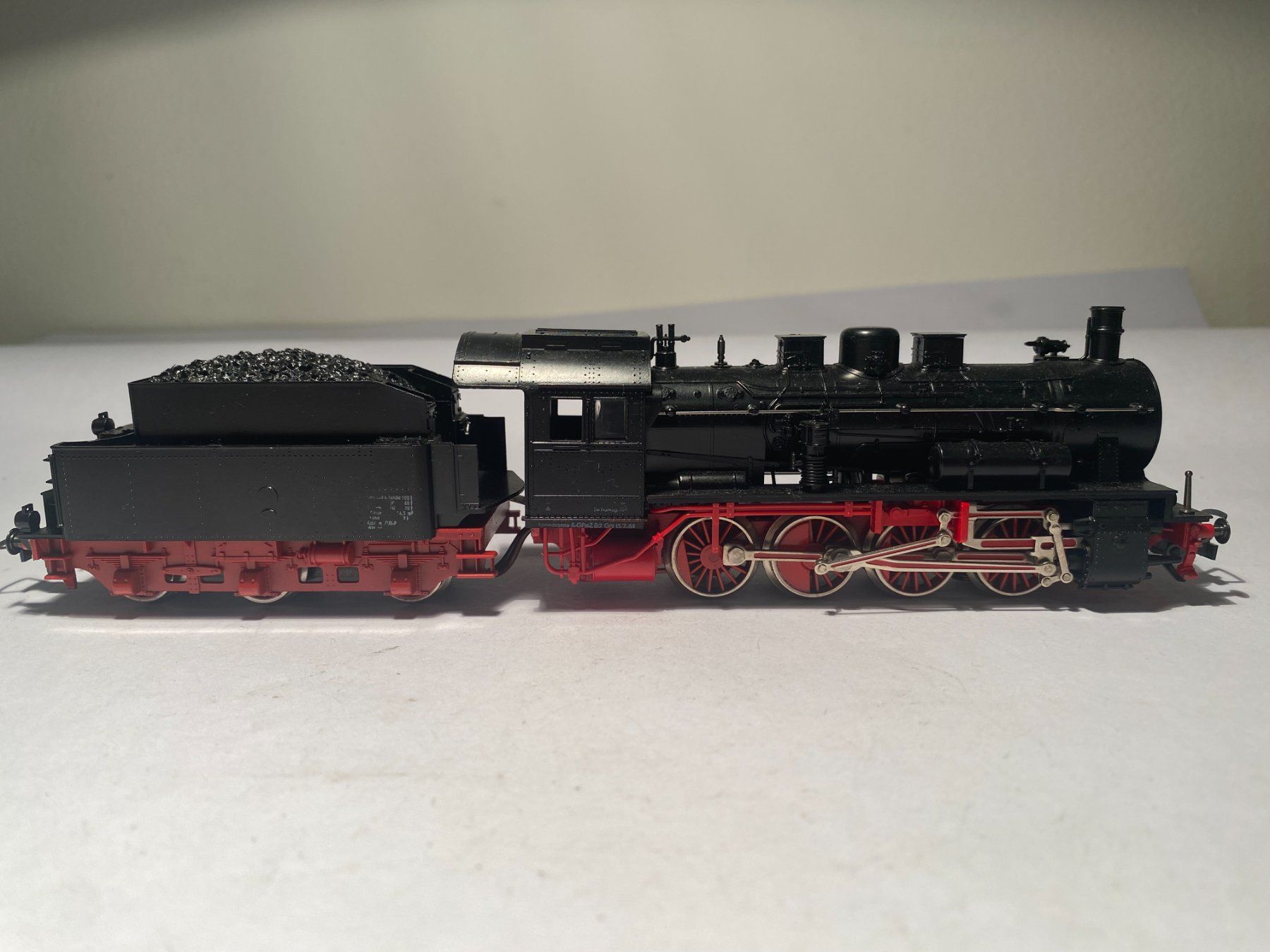 Fleischmann Modelleisenbahnen: Fleischmann Dampflokomotive mit Tender, DC Analog – Gebraucht aus Buchrain von Modellbahn11