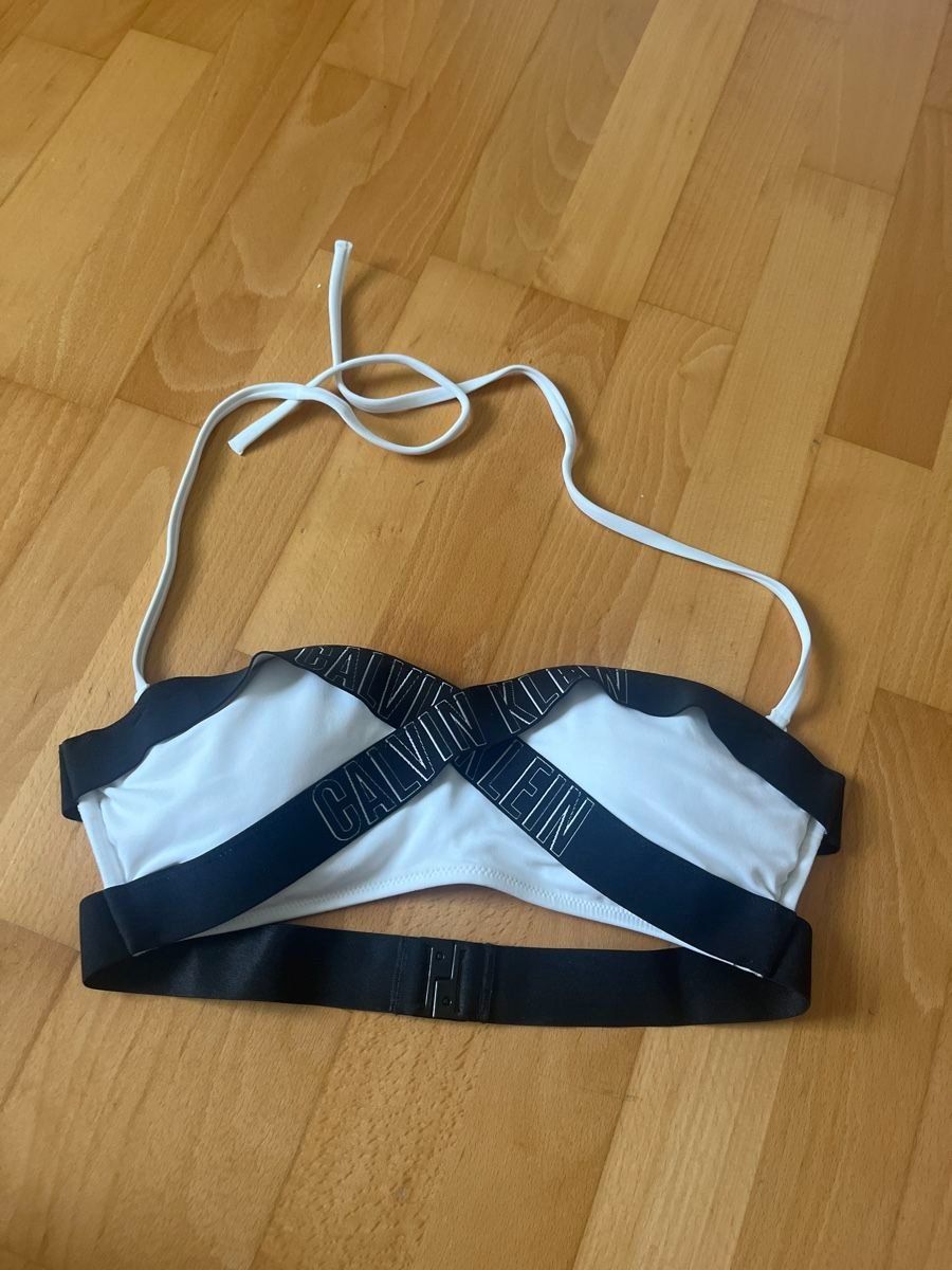 Calvin Klein Maillots de bain & Bikinis: Calvin Klein Bikinioberteil – D'occasion à Zürich par dil_mdn7