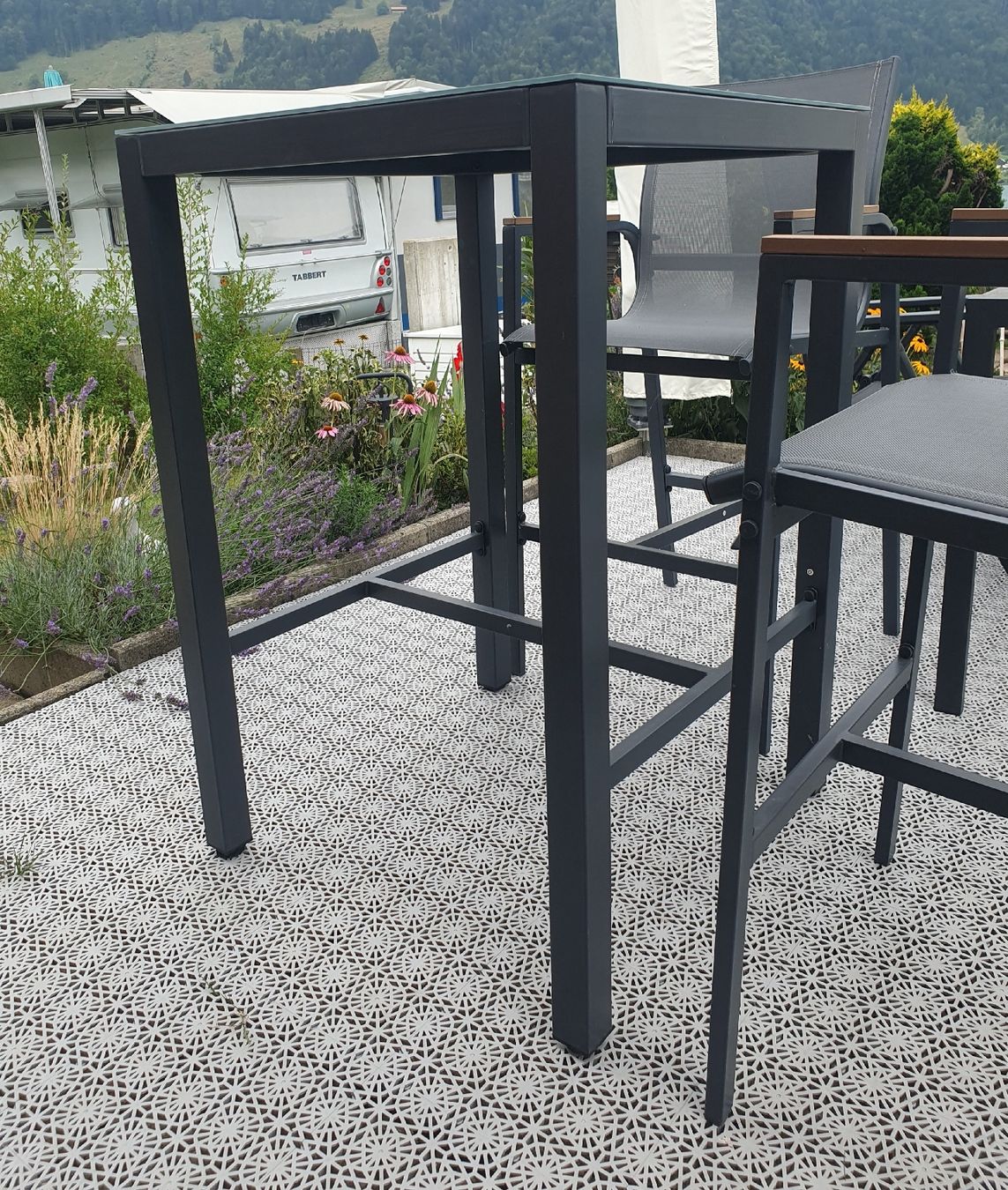 Set di tavolo e panche: Bartisch/Stehtisch mit Glasplatte und 2 Hocker – Usato da Unterägeri venduto da Ursl7 1