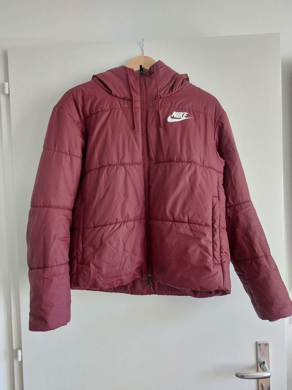 Nike Giacche: rot-violette Nike Jacke Gr. M – Usato da Ostermundigen venduto da Bijouxx