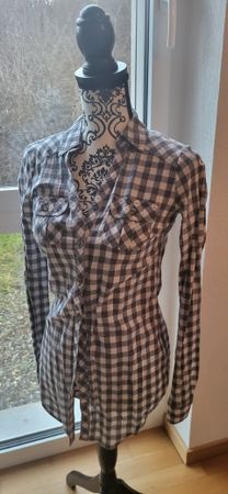 Chemise à carreaux gris et blanc, style décontracté