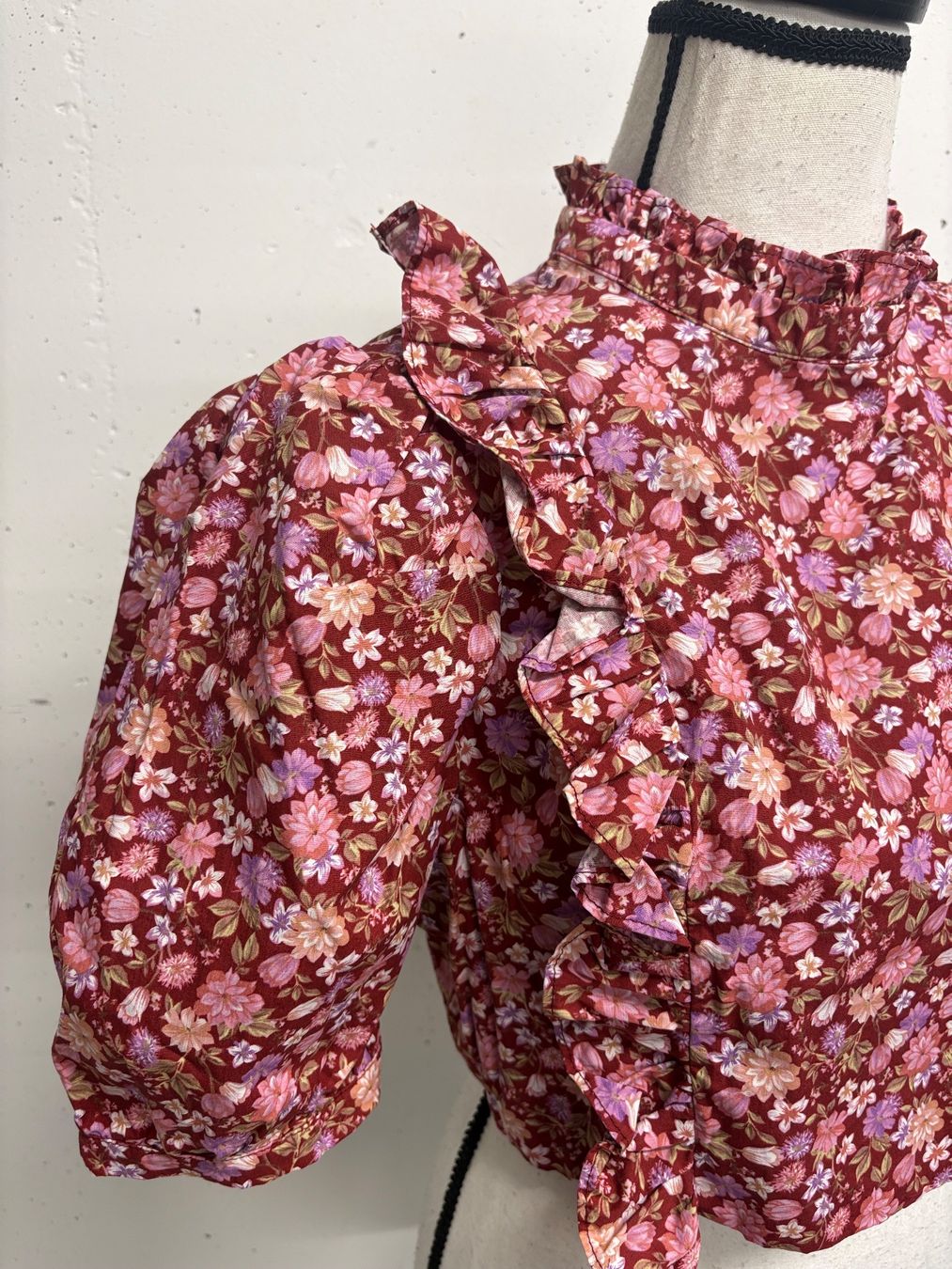 Camicette: Glamorous cropped Bluse Blumen Rüschen 40 bordeaux – Nuovo (secondo la descrizione) da Regensdorf venduto da secondchancefashion 2