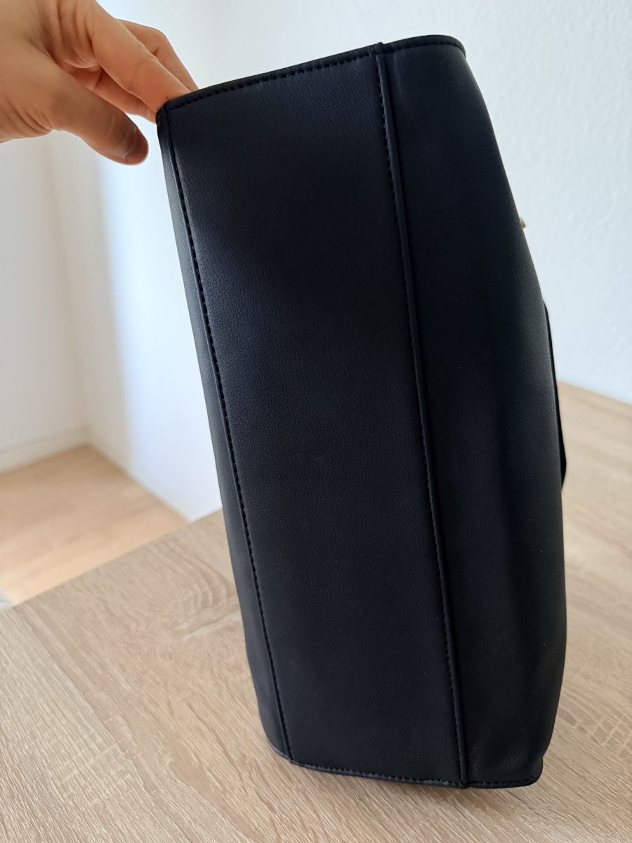 Taschen für Damen: Handtasche schwarz GUESS – Neu (gemäss Beschreibung) aus Rorschacherberg von pol_2pw7 2
