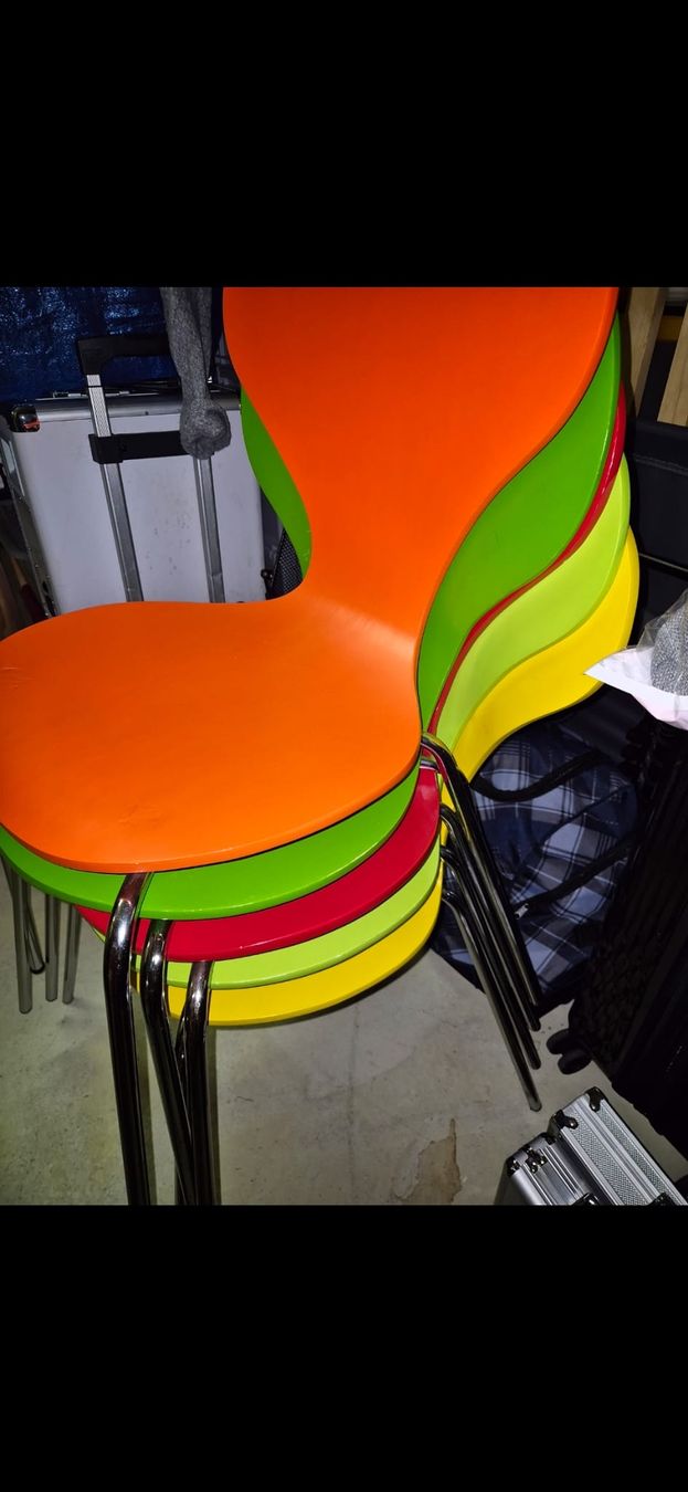 Chaises: 5 Stapelstühle, bunt gemischt – D'occasion à Wädenswil par frandzrh 6