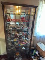 Glasvitrine mit Autosammlung