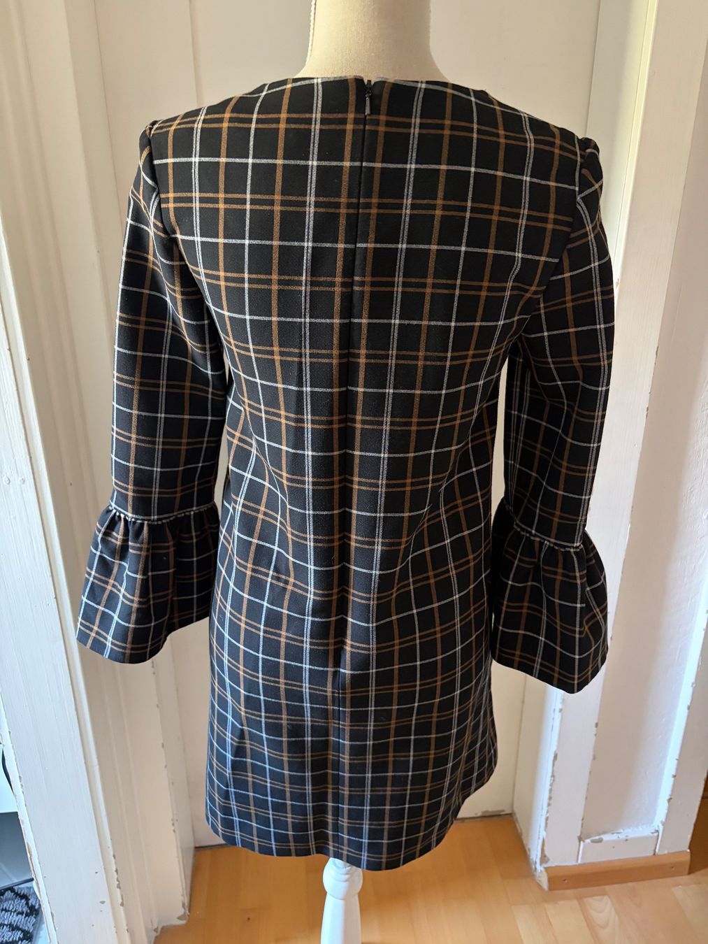 Hallhuber Kleider: Sehr elegantes Kleid von Hallhuber – Gebraucht aus Schaffhausen von _queen_c 1