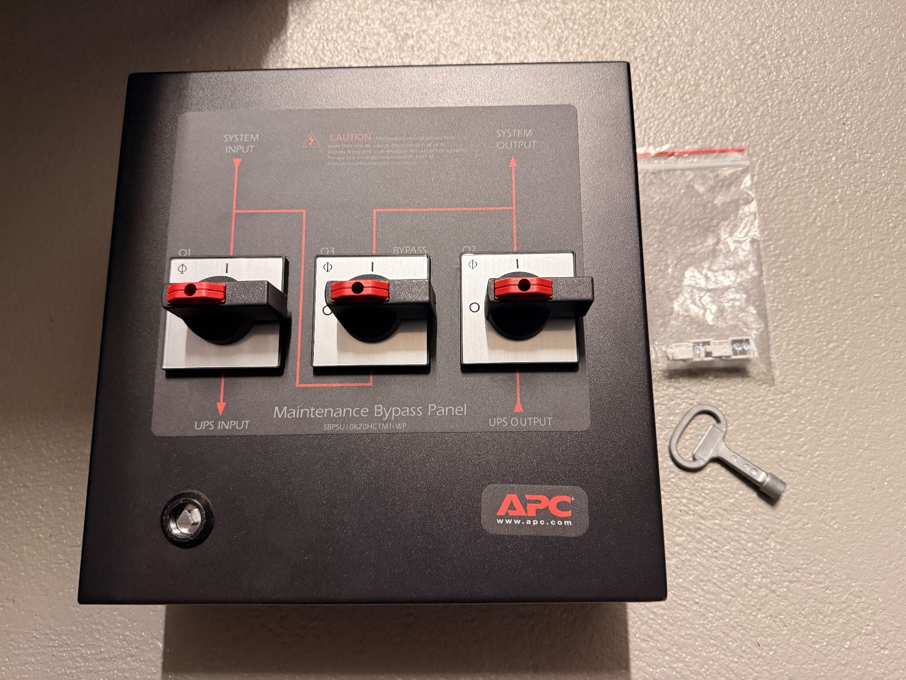 Apc Componenti elettronici: APC Maintenance Bypass Panel 10-20kW_ohne Einführungsplatte – Usato da Brütten venduto da Trinity_ch