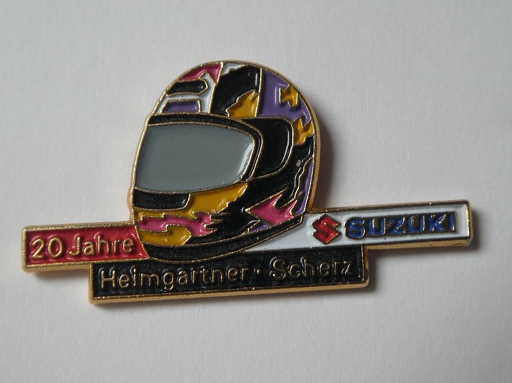 Plaketten & Abzeichen: Pin 20 Jahre Heimgartner, Scherz. Suzuki – Gebraucht aus Andelfingen von Annegret06