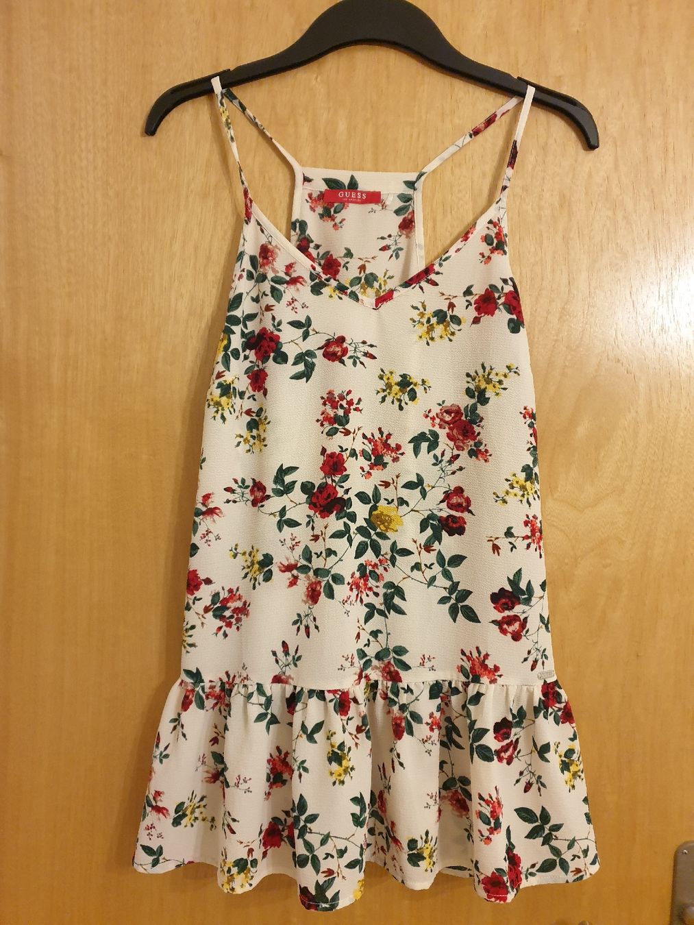 Guess T-shirt: Guess top L, neuf, jamais porté,  polyester 97% – Nuovo (secondo la descrizione) da Neuchâtel venduto da Verenas12