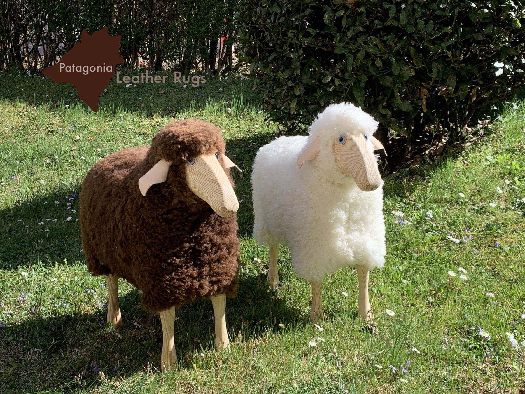 Hocker: Schaf, klein, braunes Fell, Kiefer – Neu und originalverpackt aus Arbedo von patagonialeatherrugs 4