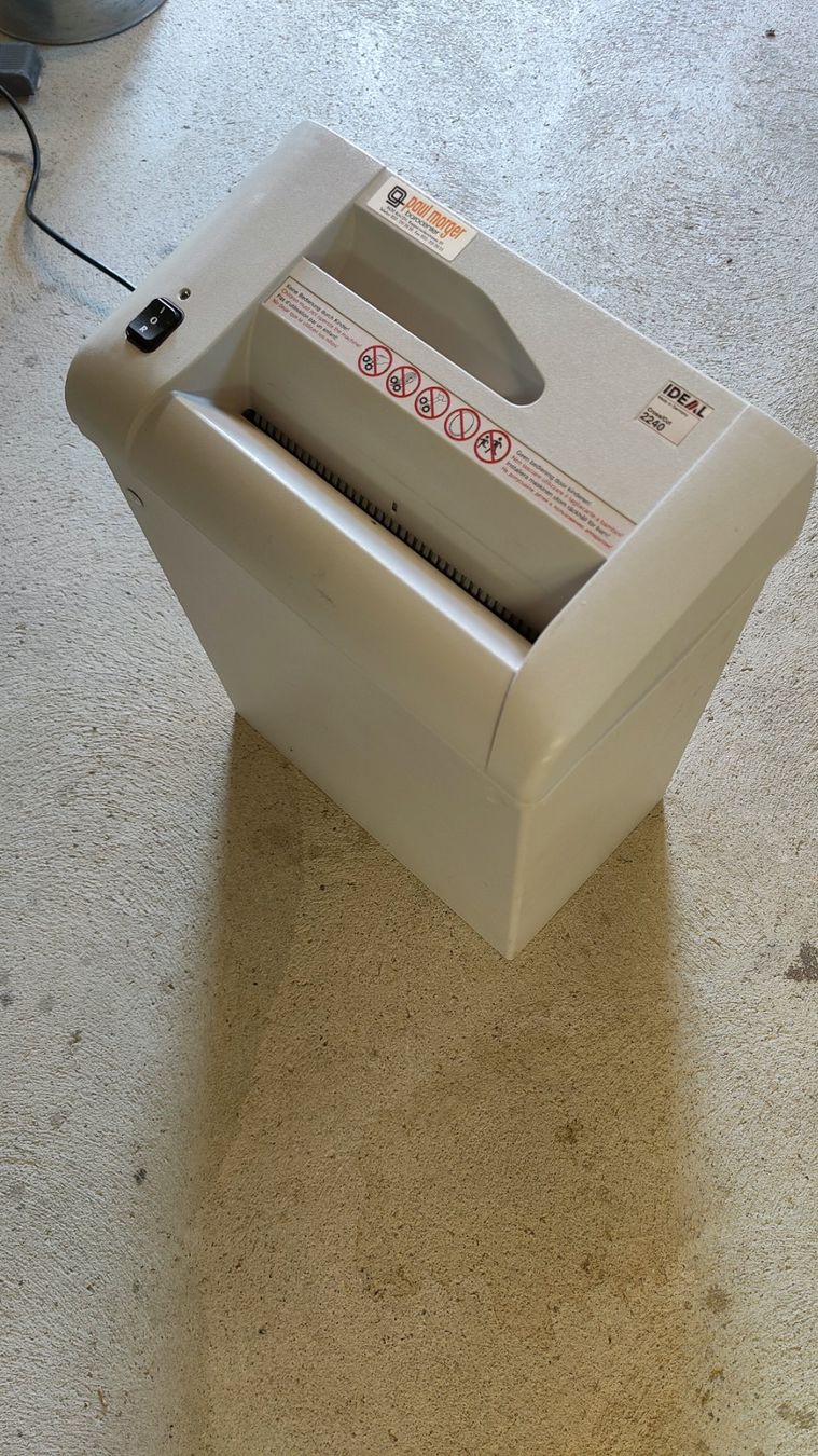 Destructeurs de documents: Papierschredder – D'occasion à Tuggen par ben_dm9r