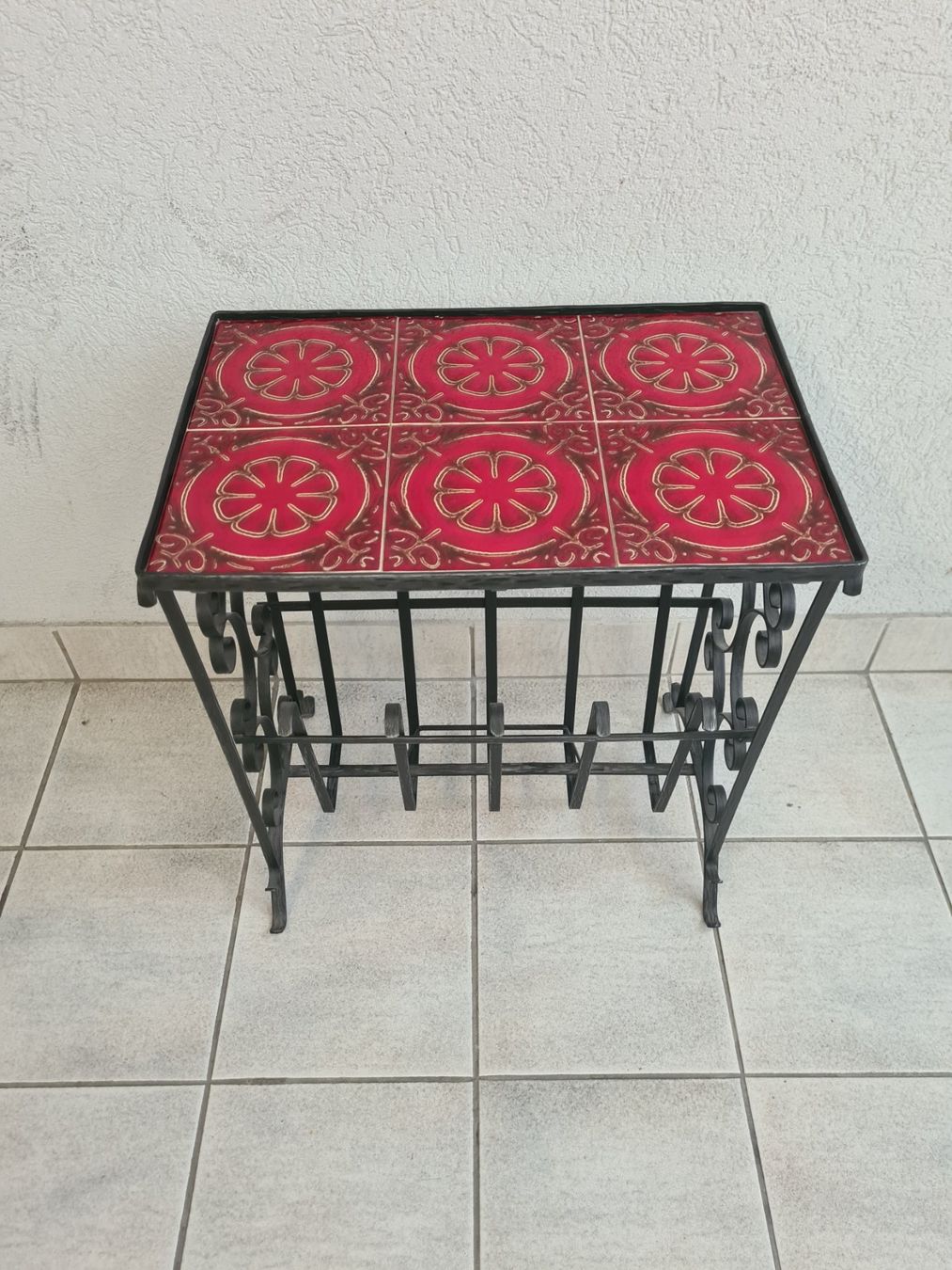 Tische: Table d'appoint fer forgé et carreaux rouges décorés – Gebraucht aus Monthey von 187-zeroo