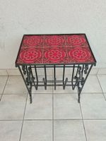 Table d'appoint fer forgé et carreaux rouges décorés