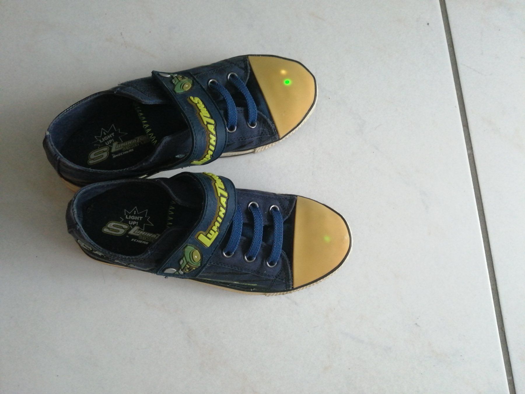 Scarpe per ragazzi: Kinderschuh mit Licht, neue – Usato da Oftringen venduto da qazxs