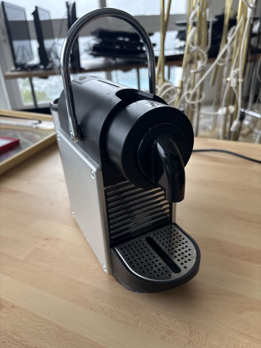 Macchine per caffè & Macchine per espresso: Kaffeemaschine DeLonghi Nespresso Pixie silber schwarz – Usato da Bilten venduto da vjo_qpx5 4