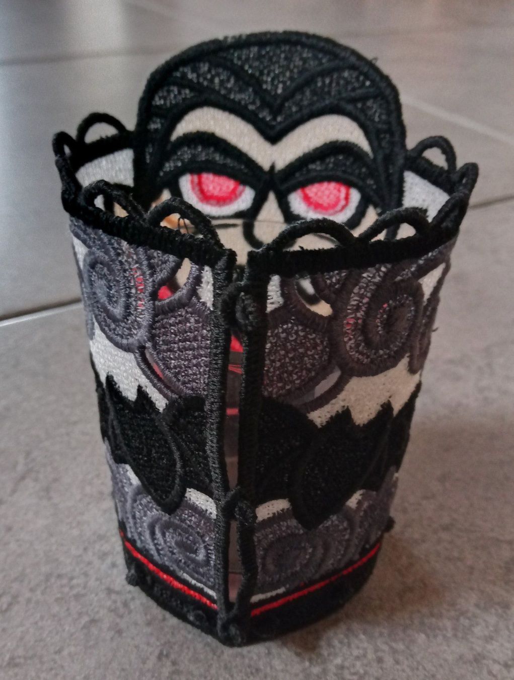 Kerzenständer: Windlicht gestickt, mit Glas, Halloween "Dracula" – Neu und originalverpackt aus Brienz BE von stora 2