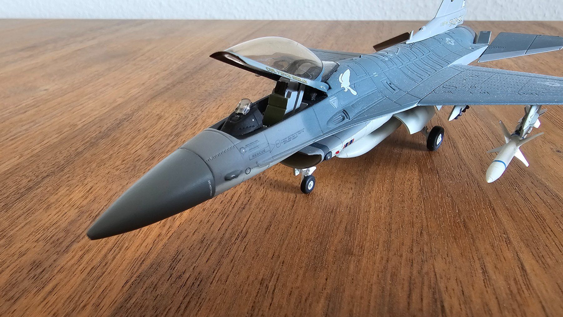 Modellbausätze & Standmodelle: Flugzeug Standmodell  F16C  1/72 US Air Force – Gebraucht aus Zürich von x24CBR1000 1