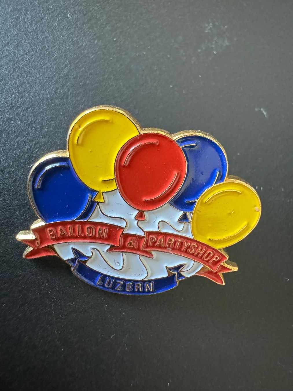 Placchette & Badge: Pin Heissluftballon Luftballon Ballon – Usato da Galgenen venduto da rub_f6kh