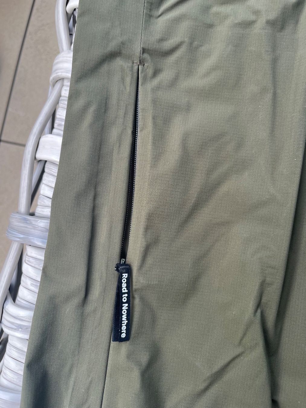 Pas Normal Studios Gilet & Giacche: Pas Normal Studios Herren Essential Shield Weste Oliv XXL – Nuovo e nell'imballaggio originale da Arbon venduto da Lakatusch 1